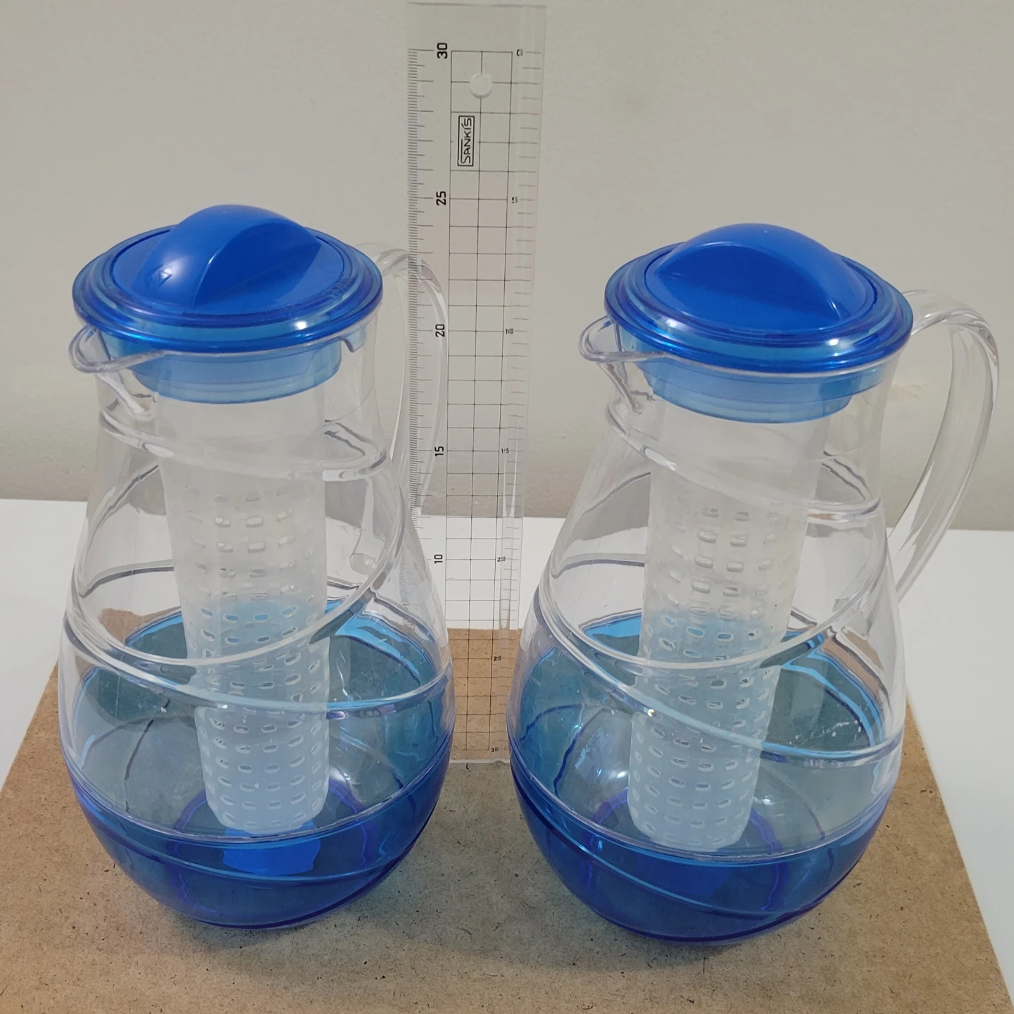 Set of 2 Clear Plastic Pitchers with Blue Lids and Infusers - photo 2