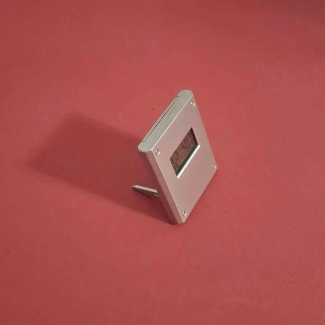 Small Clock with Time and Date - photo 2