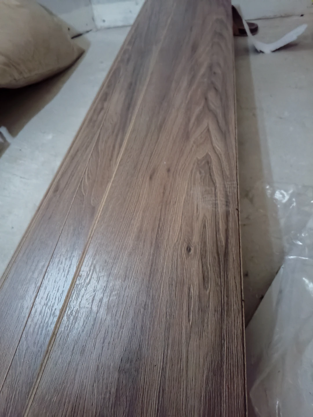 Wood laminate flooring planks