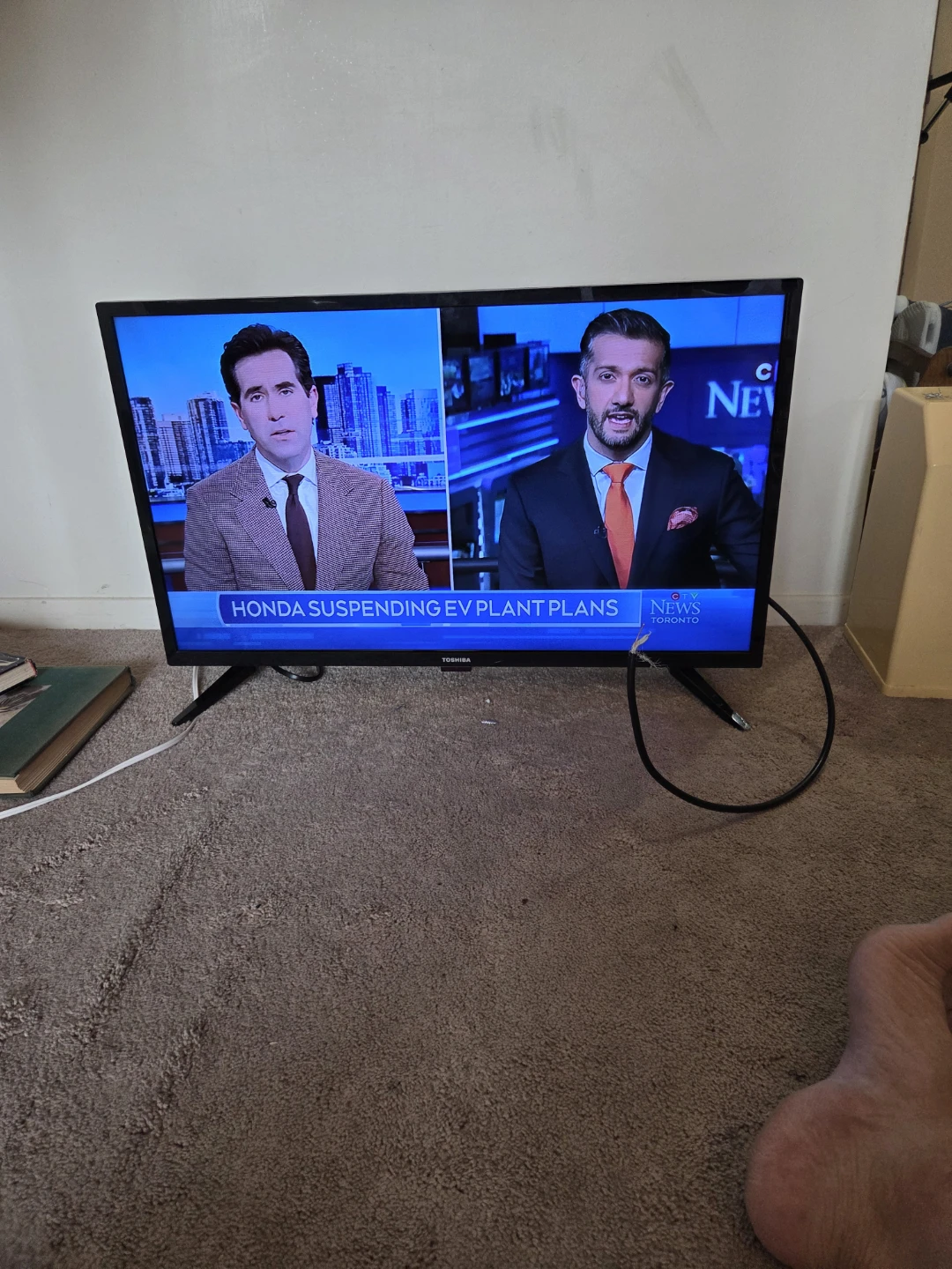 Toshiba 32-inch TV - photo 2