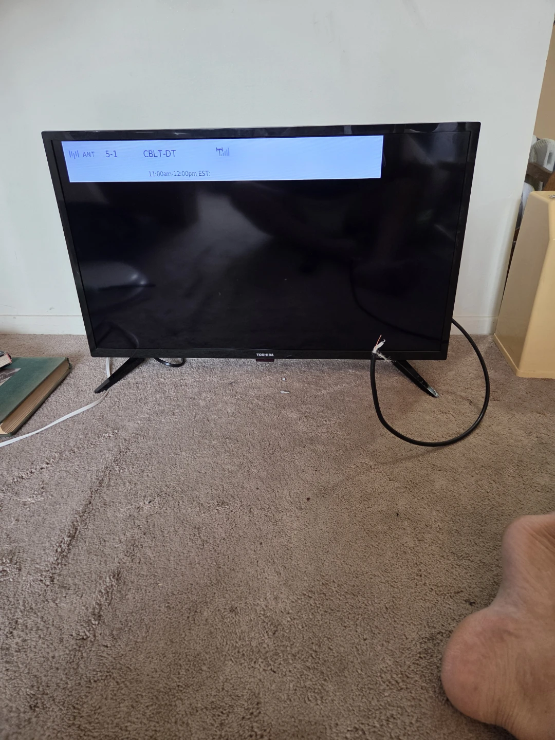 Toshiba 32-inch TV - photo 4