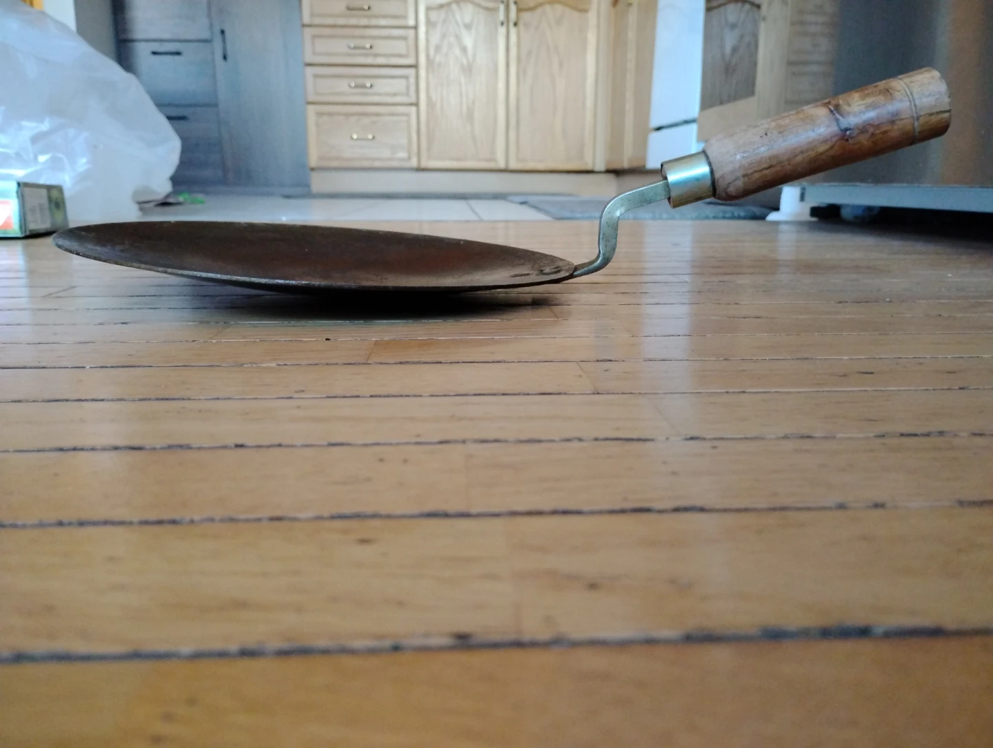 Round Griddle Pan with Wooden Handle - photo 2