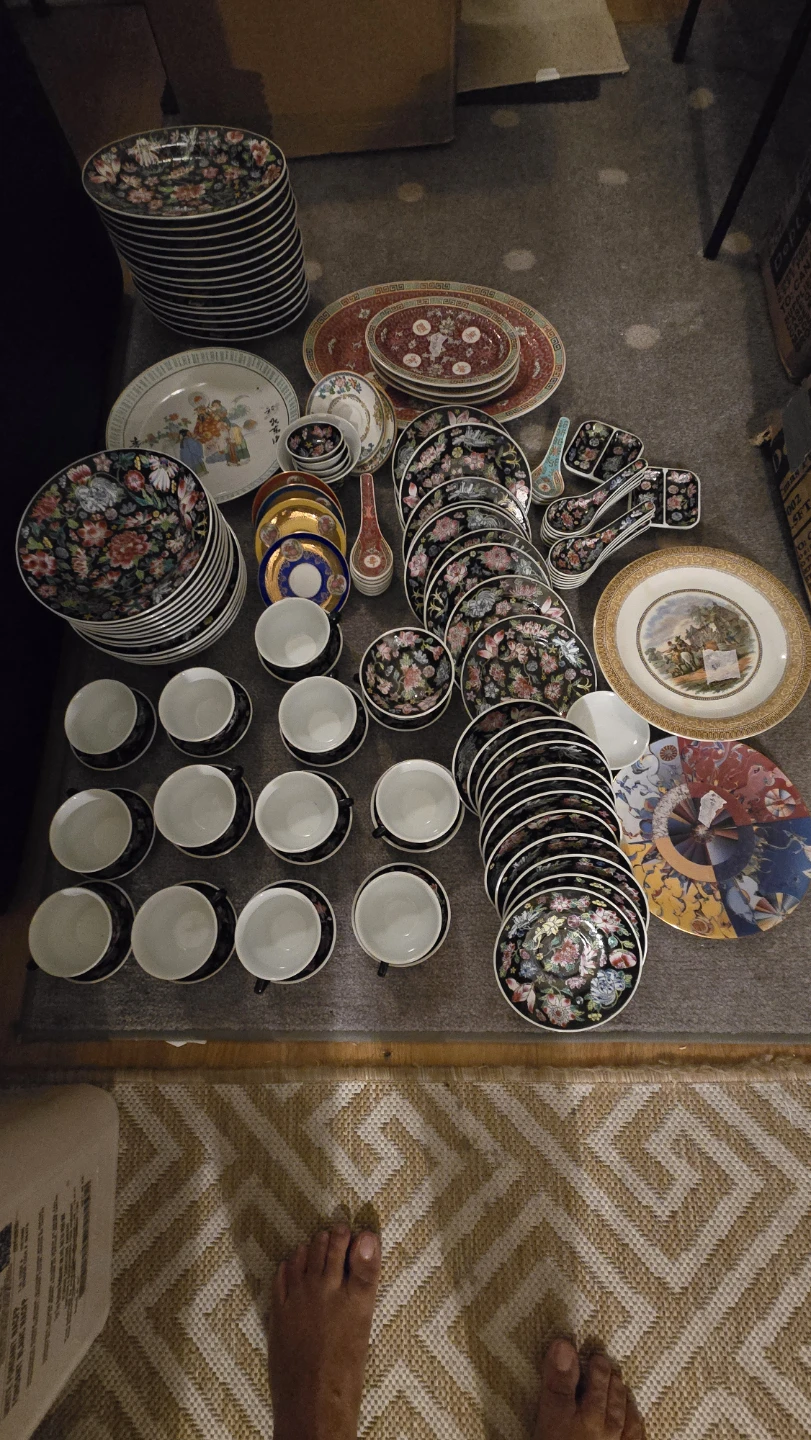 Large Floral Pattern Dinnerware Set - photo 3