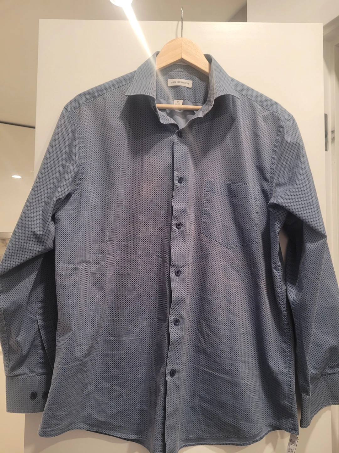 Size 17 (33/34) Men’s Van Heusen Fitted Dress Shirt