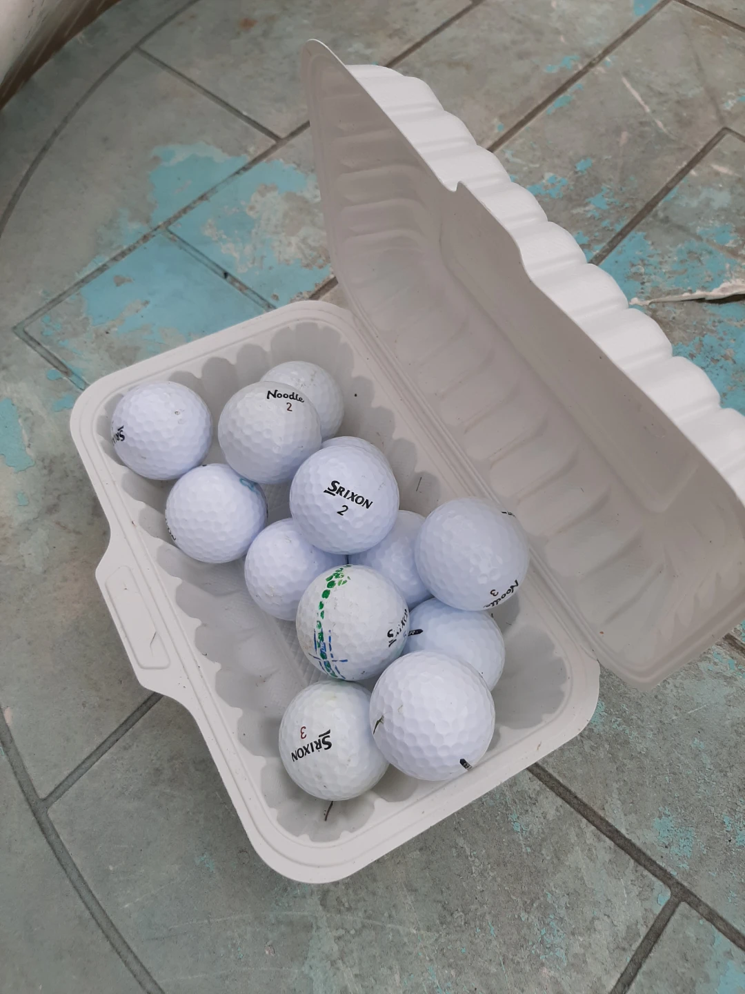 12 MOSTLY SRIXON GOLF BALLS