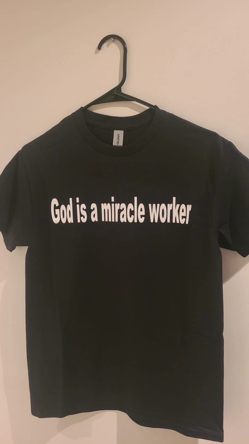 Gildan Black T-Shirt "God is a miracle worker"