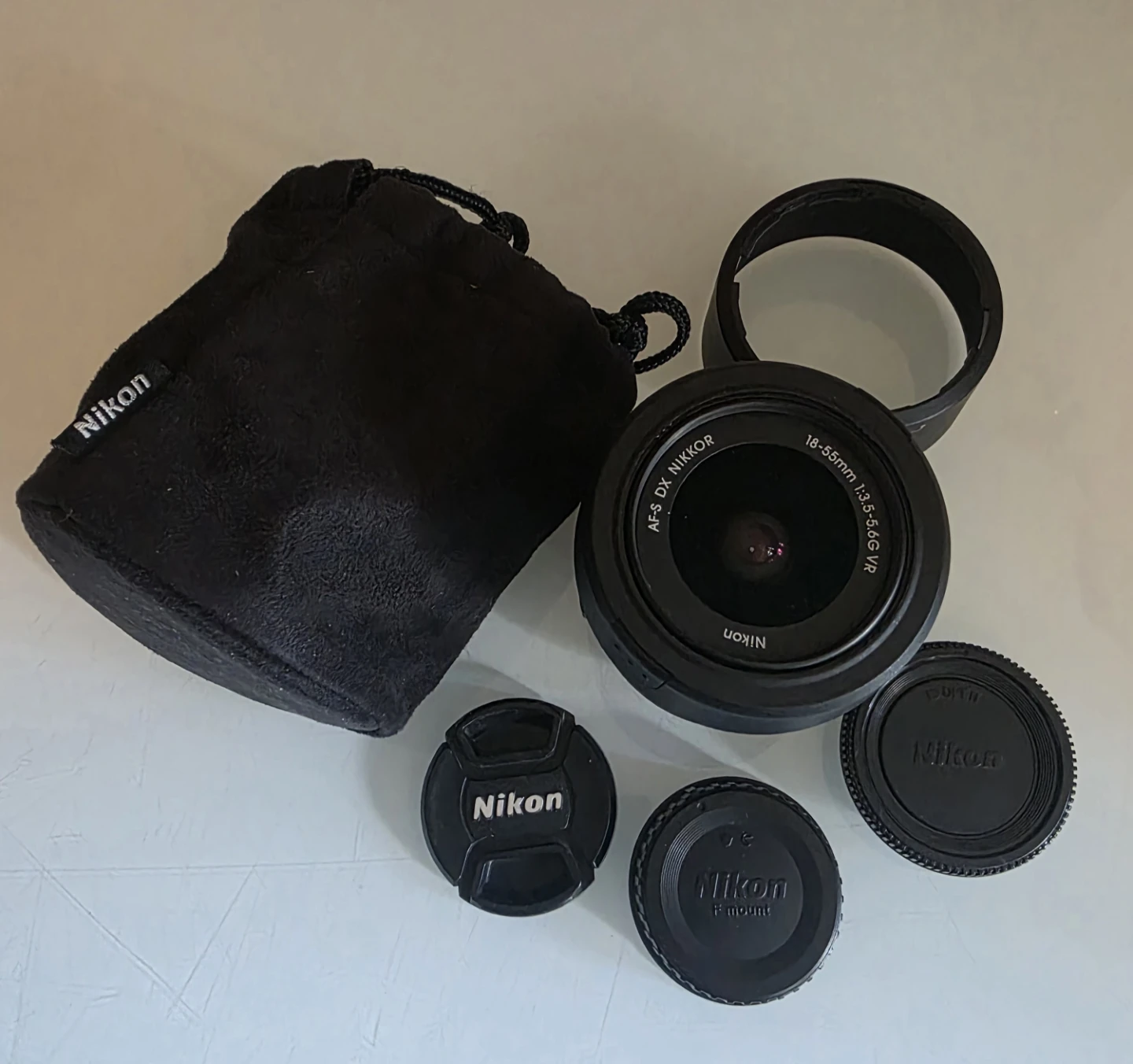 Nikon AF-S DX Nikkor 18-55mm f/3.5-5.6G VR Lens Bundle