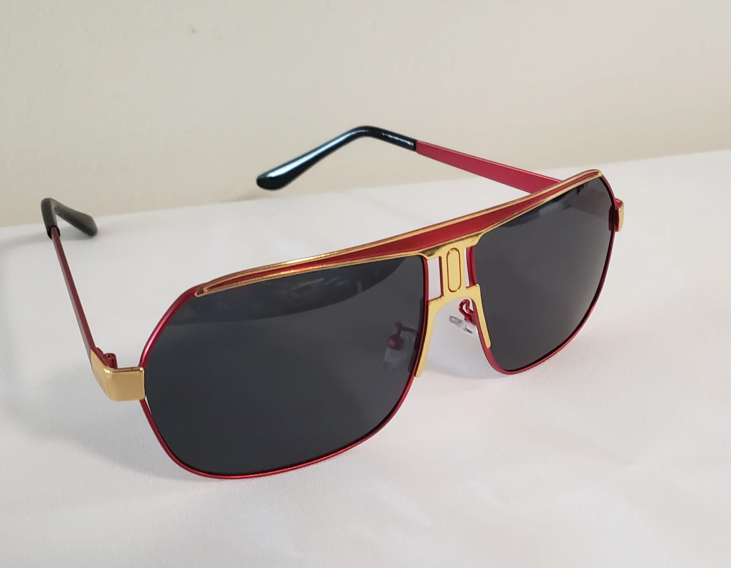 Brand new Universal Sunglasses Black Gold Red