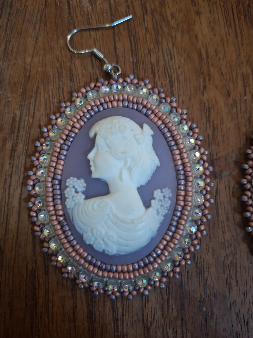 Handmade beaded cameo earings with leather back. - photo 2