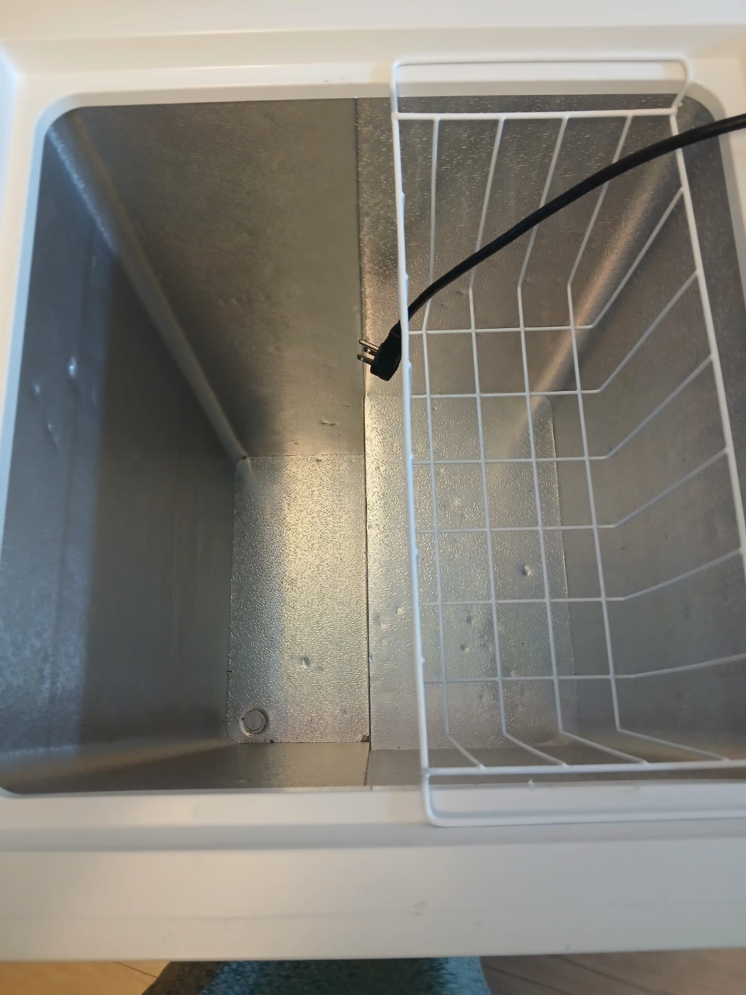 Fridgemaster White Chest Freezer 3.4 cubic ft - photo 2