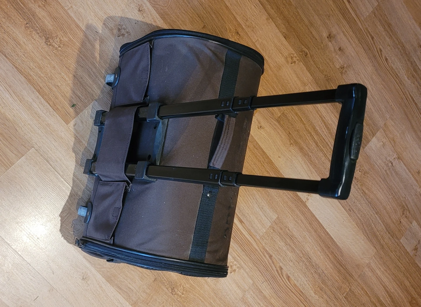 Pet travel carrier hard sided w wheels & handle - photo 3
