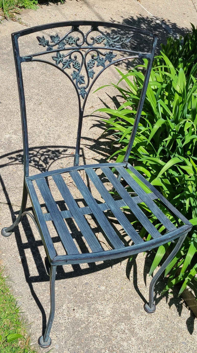 2 Metal Patio or Indoor Dining Chairs Nice Detail *Like New! - photo 4