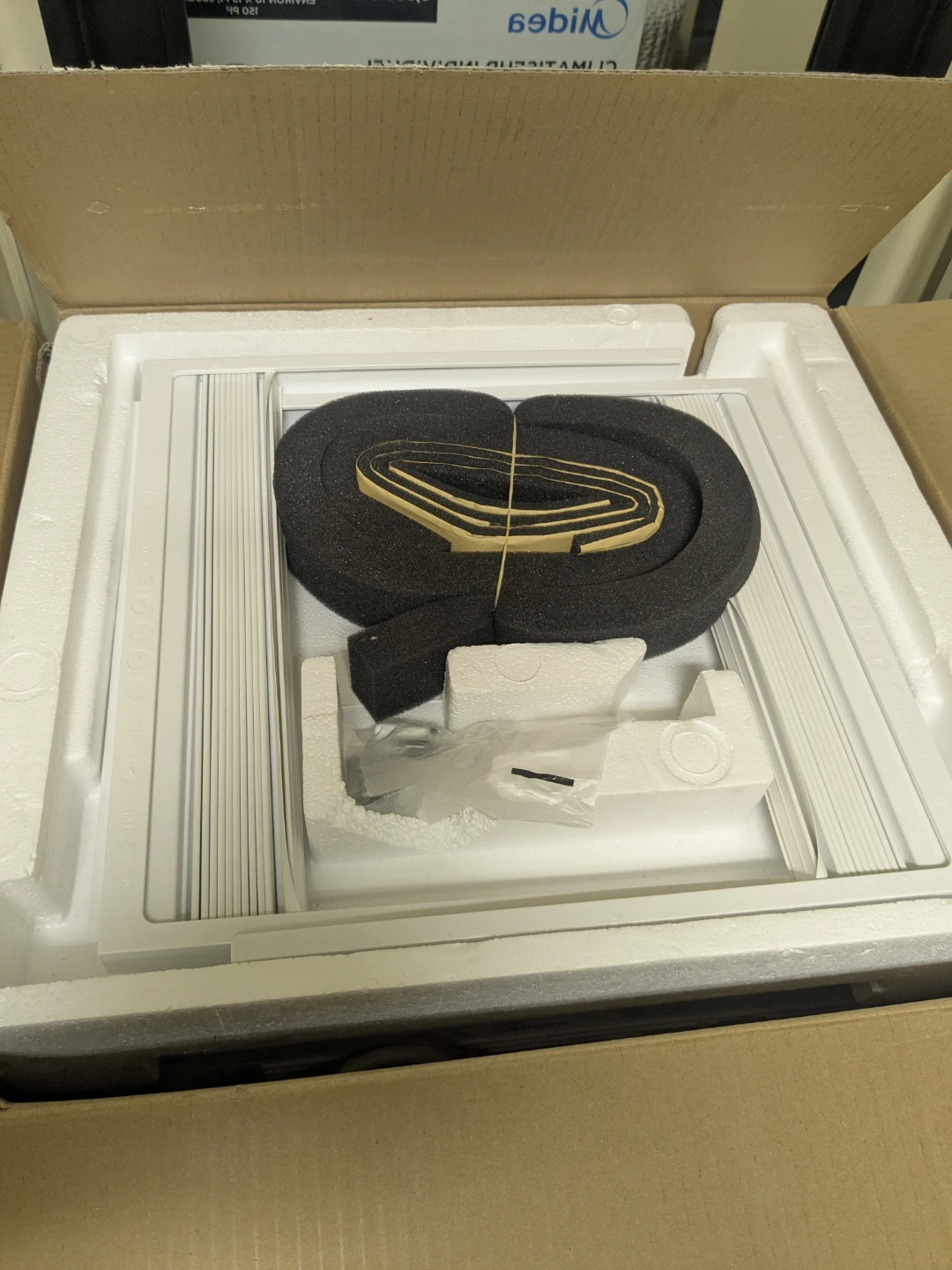 Midea 5,000 BTU Room Air Conditioner - photo 3