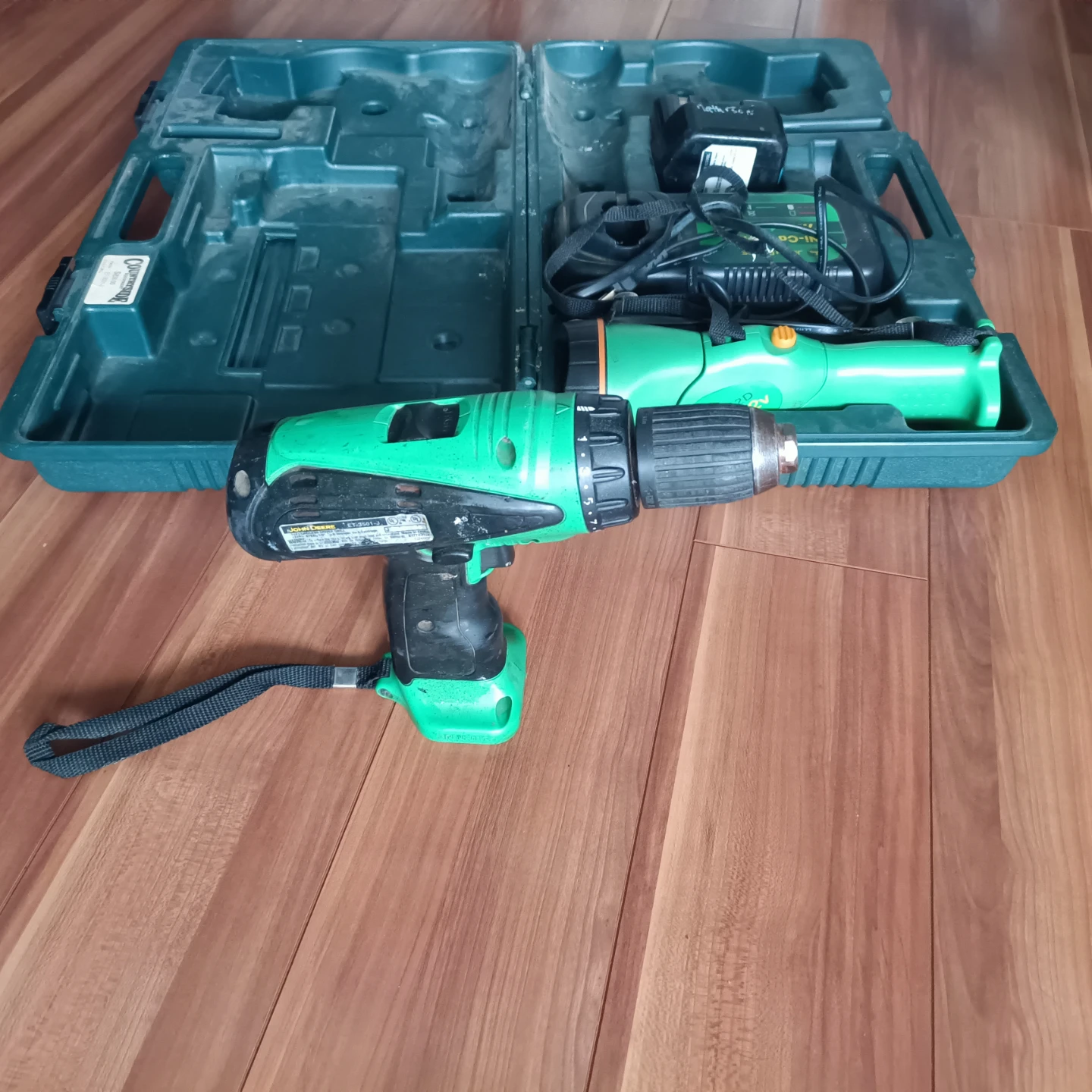 John Deere Cordless Drill & Flashlight Kit - photo 4
