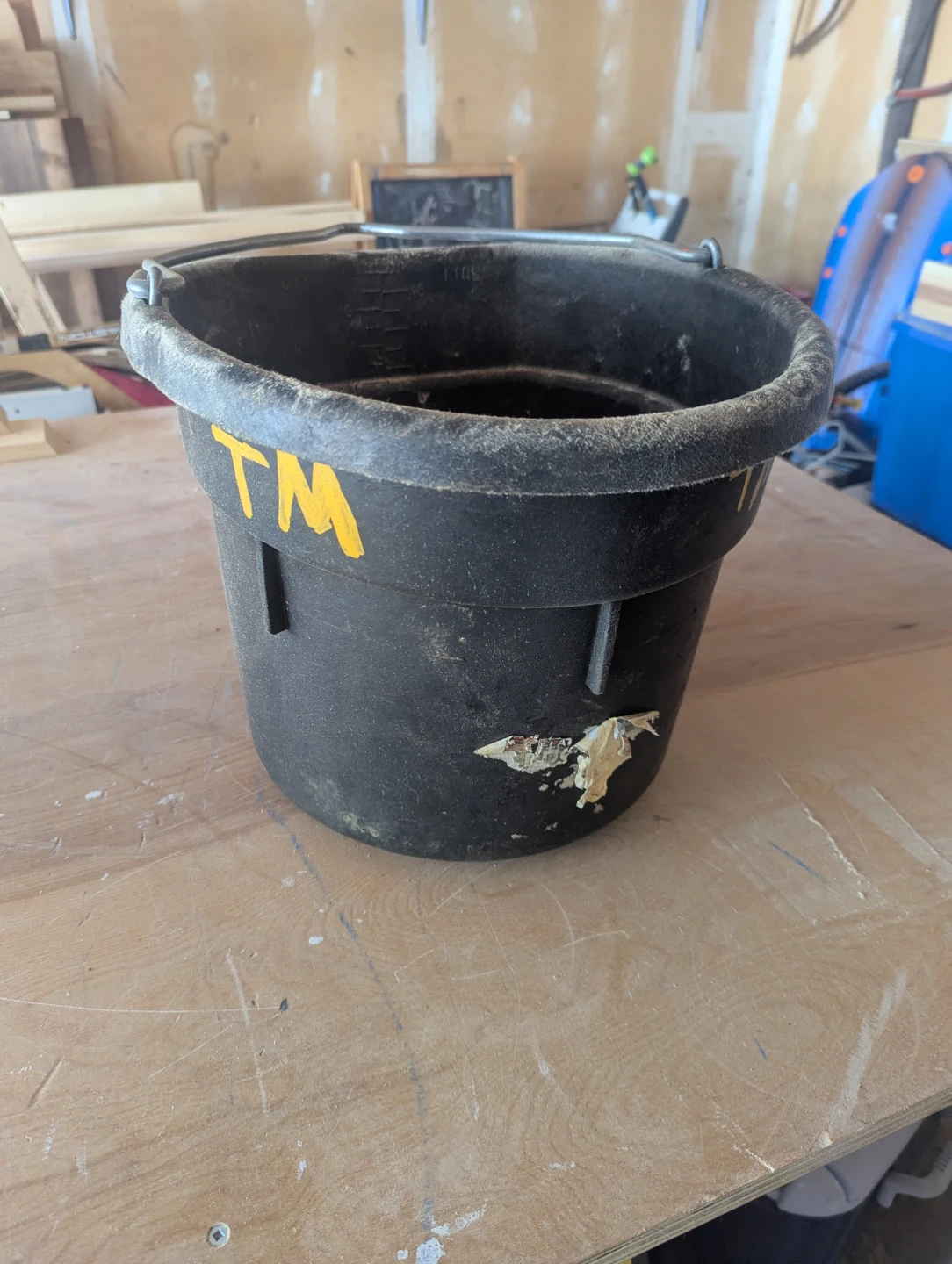 Flat Back 18L Feed Bucket