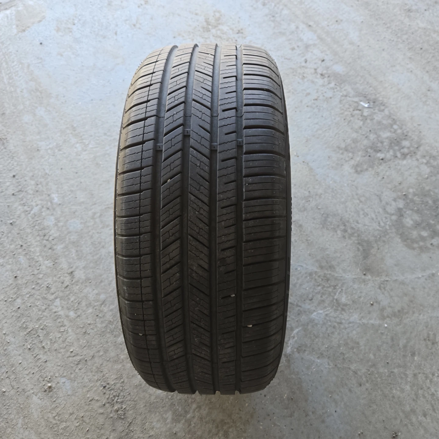 Motomaster "Performance Edge" 235/55R17 Tire - photo 2