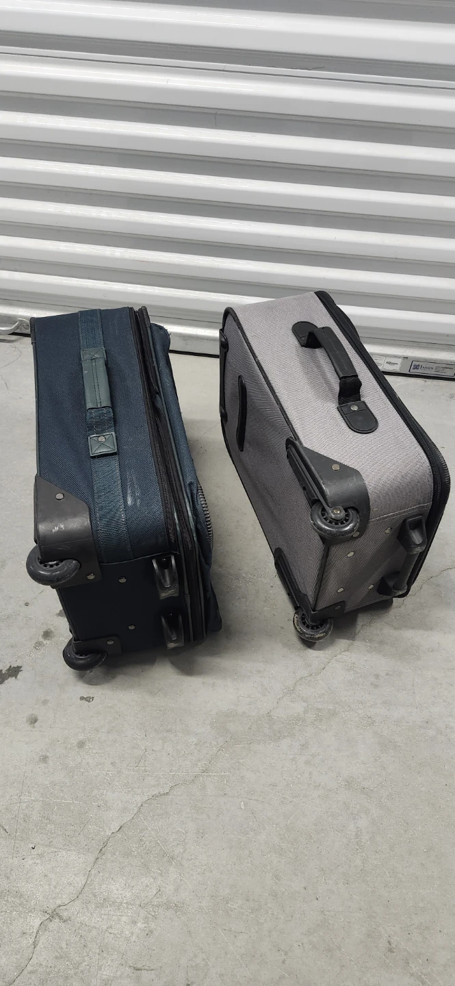 19" and 20" Carry on luggage of 2, one for $10 - photo 3