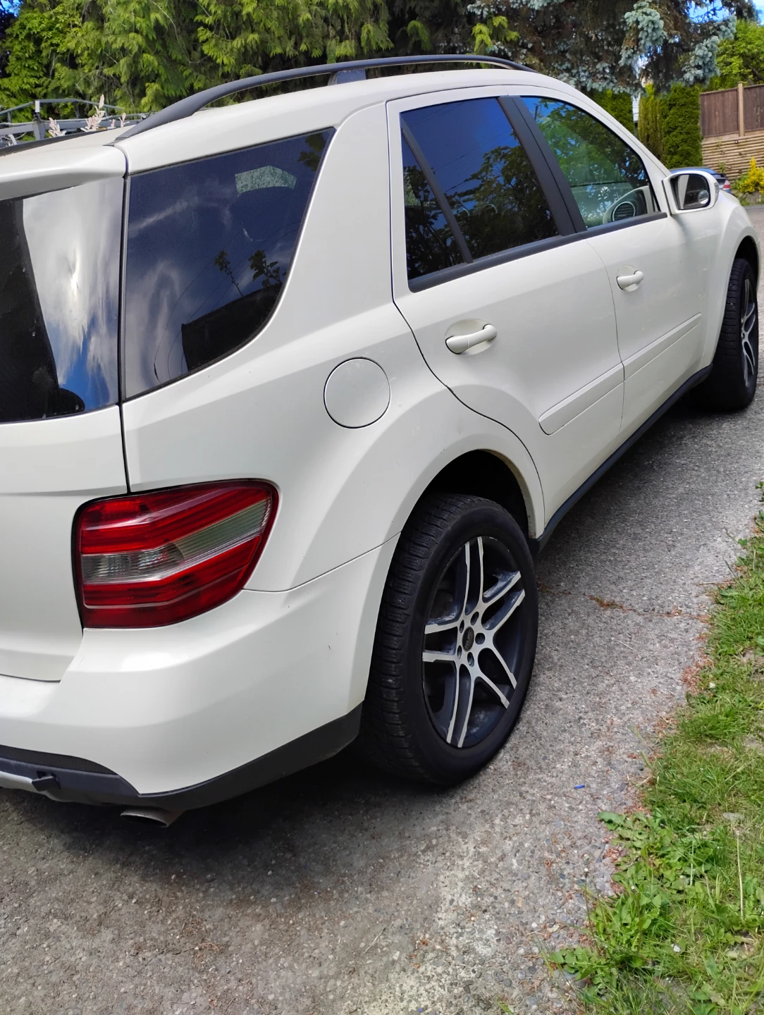 White Mercedes-Benz ML350 SUV - photo 3