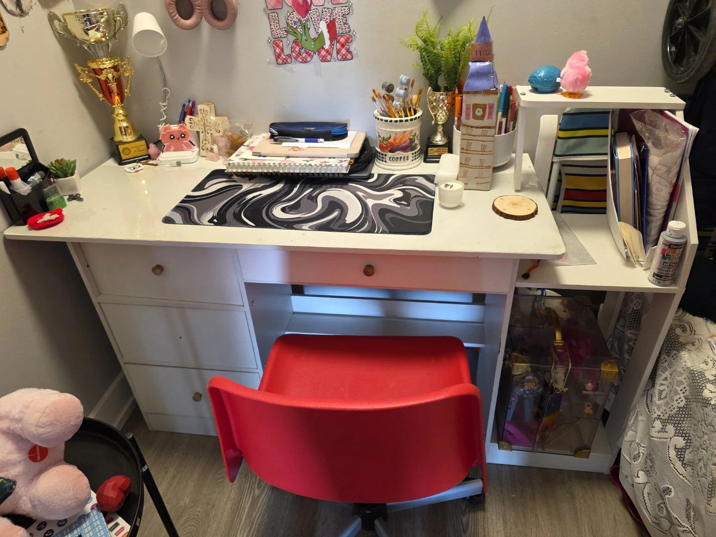 White Desk with Red Swivel Chair - photo 3