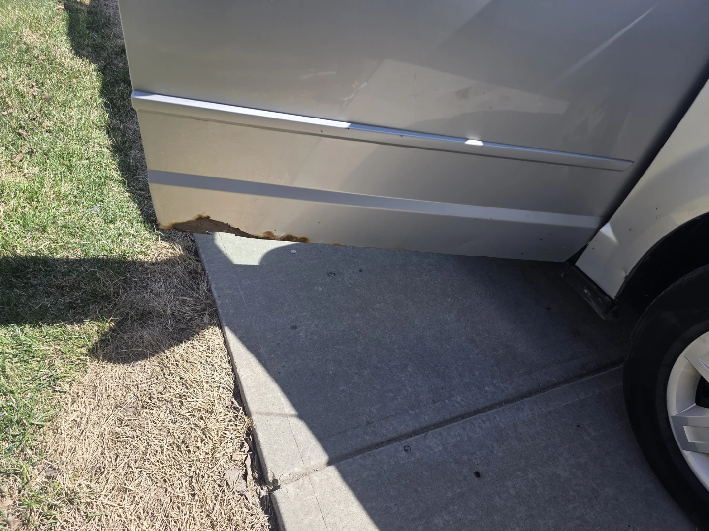 Silver Dodge Grand Caravan - photo 2