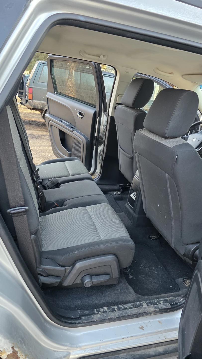 Silver Dodge Journey SUV 2009 - photo 3