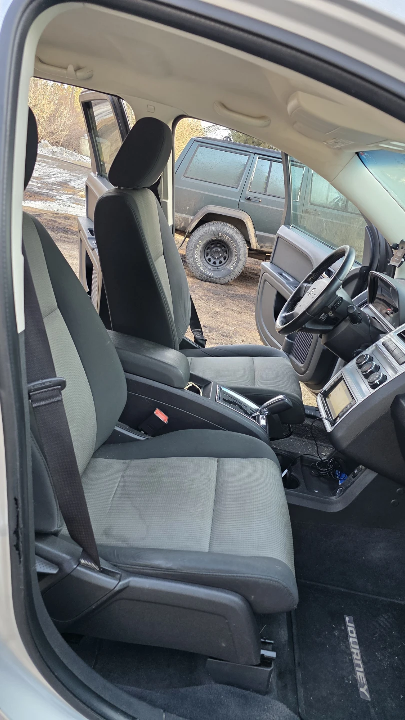 Silver Dodge Journey SUV 2009 - photo 4