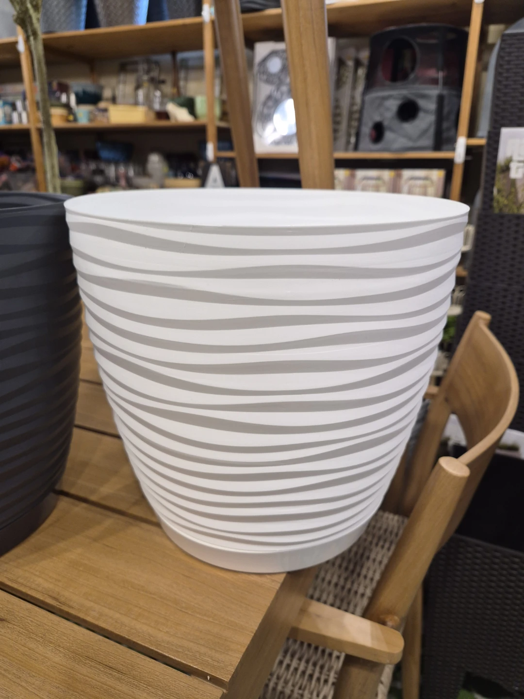 New Wavy Pattern flower pots 10" with saucers $5ea.