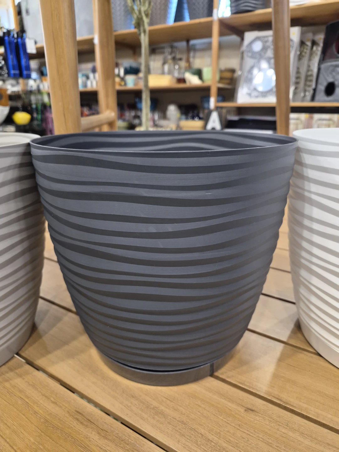 New Wavy Pattern flower pots 10" with saucers $5ea. - photo 2