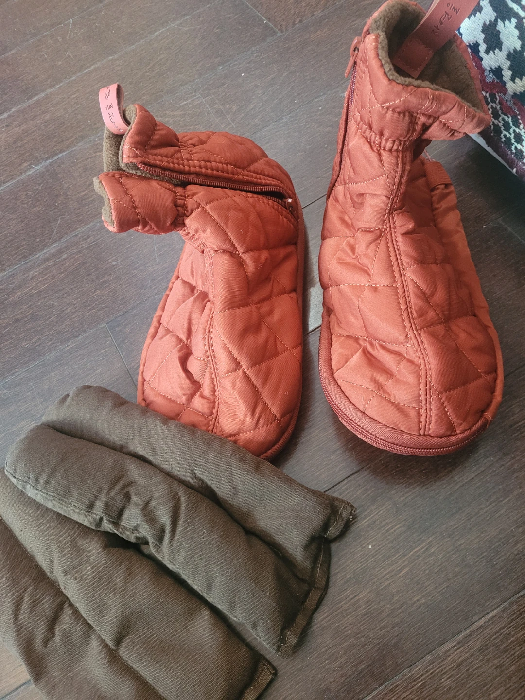Indoor boots w/ herbal mixed heat pads