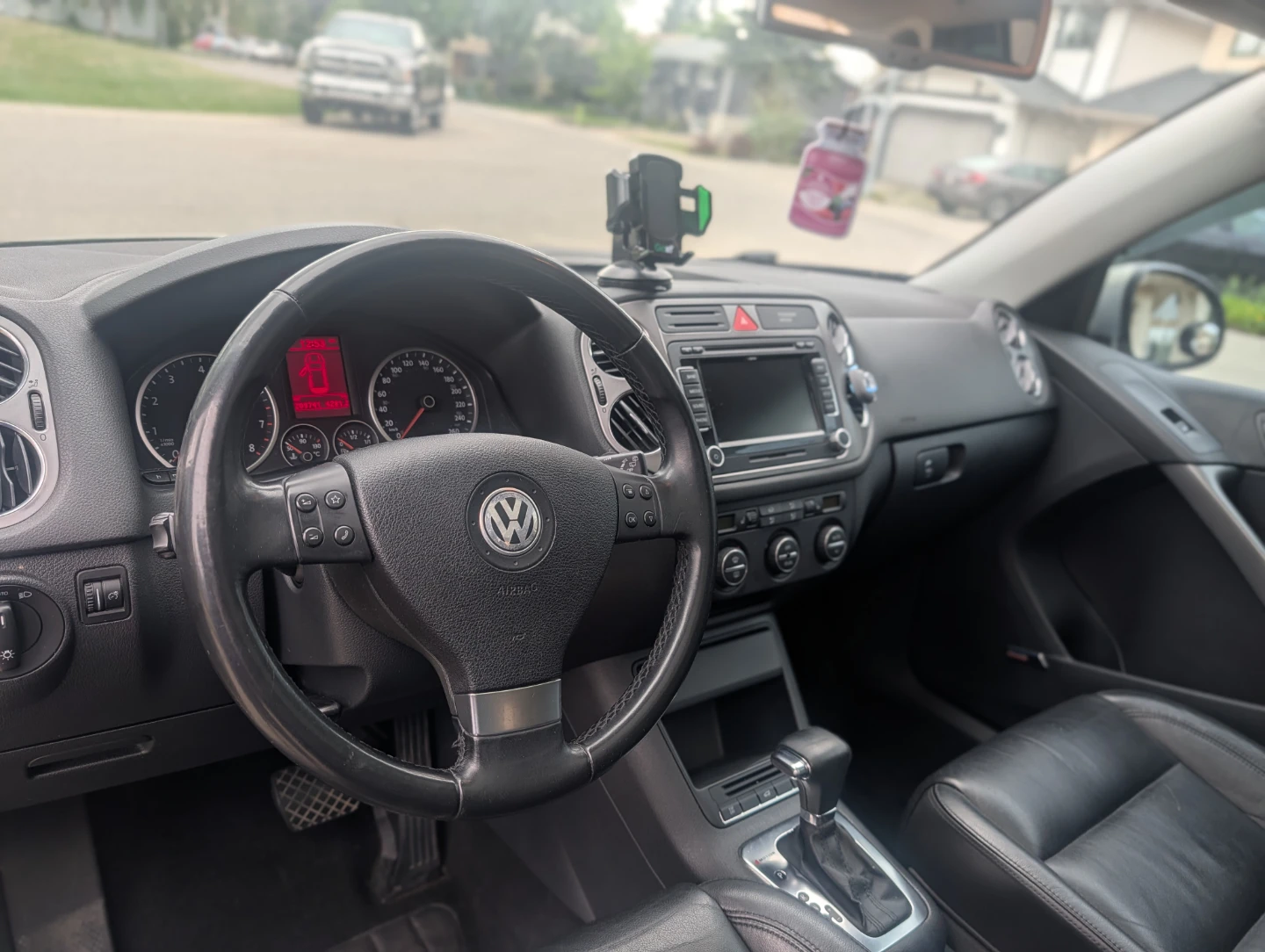 Volkswagen Tiguan SUV - photo 2