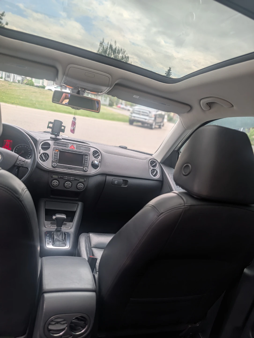 Volkswagen Tiguan SUV - photo 4
