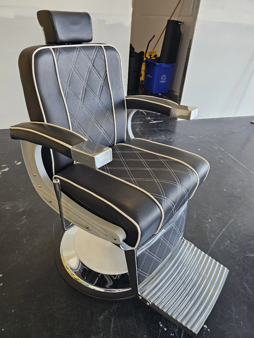 $300 Barber chair - photo 2