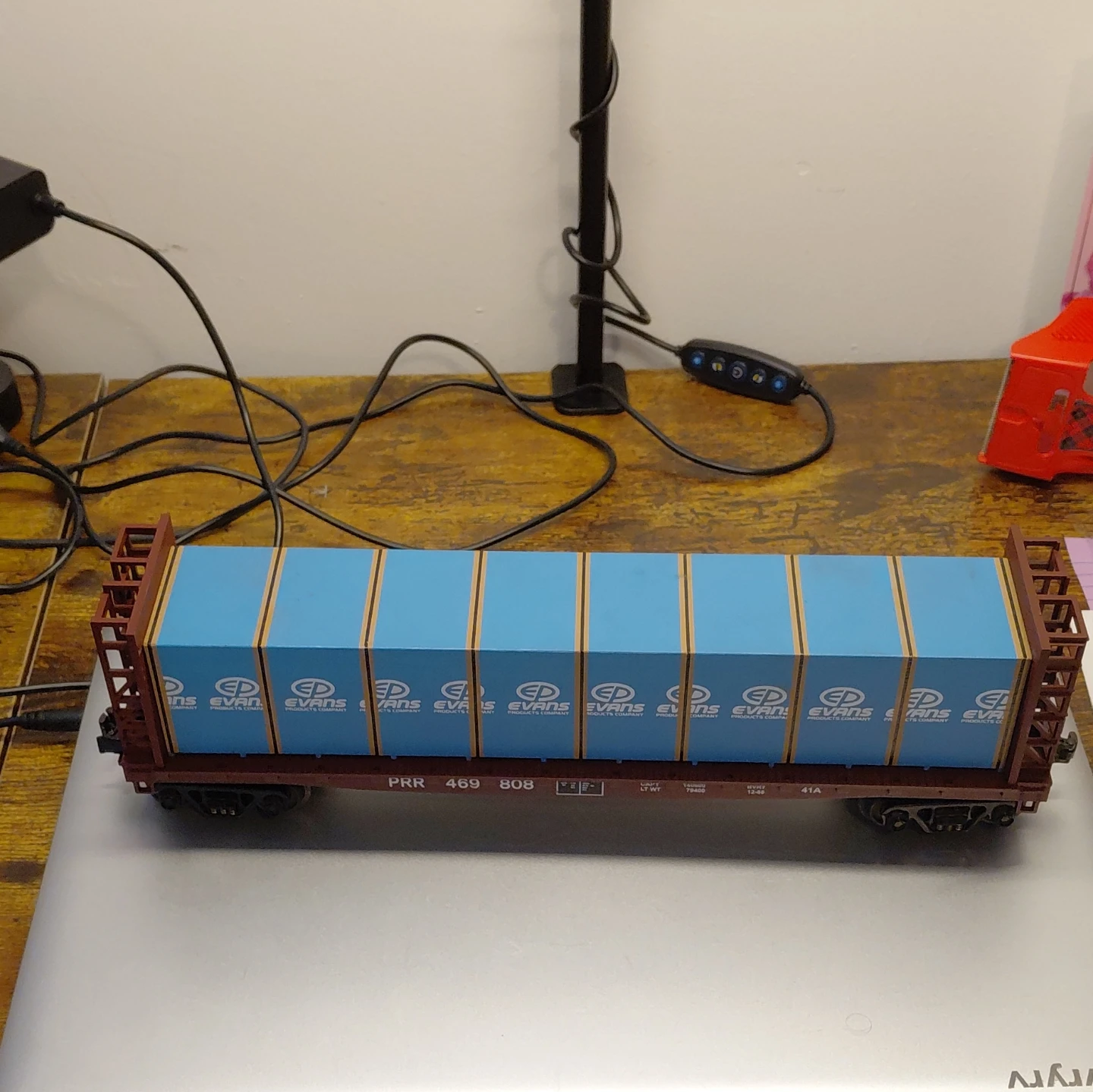 Model Train Flat Car with Blue Containers - PRR 469 808 - photo 4