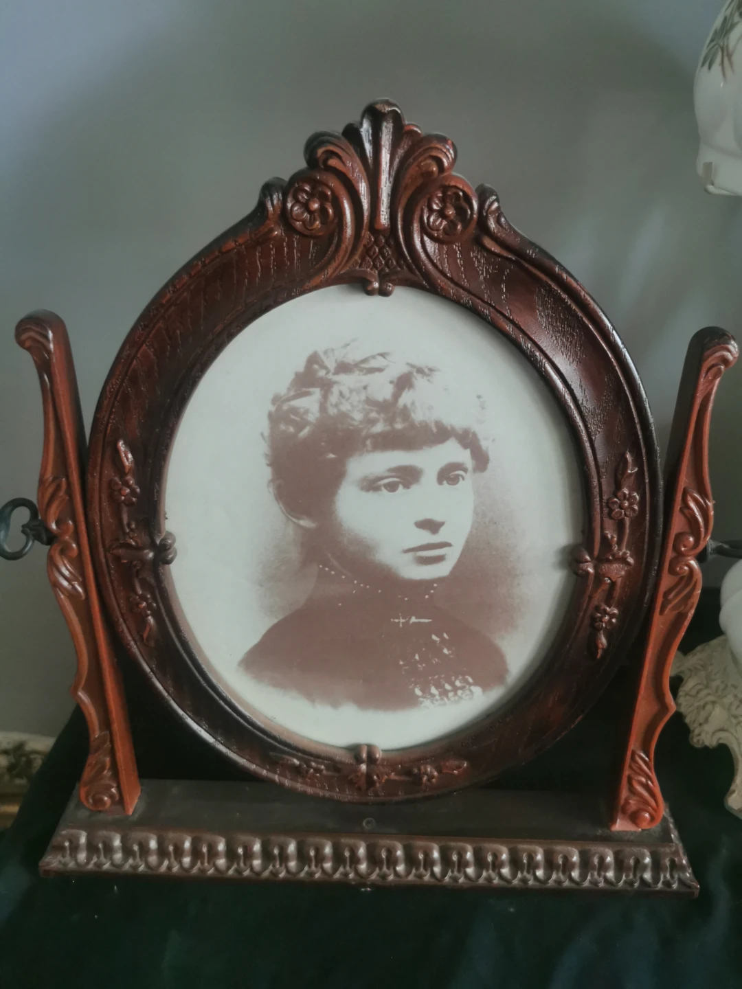 Vintage Ornate Oval Photo Frame - photo 3