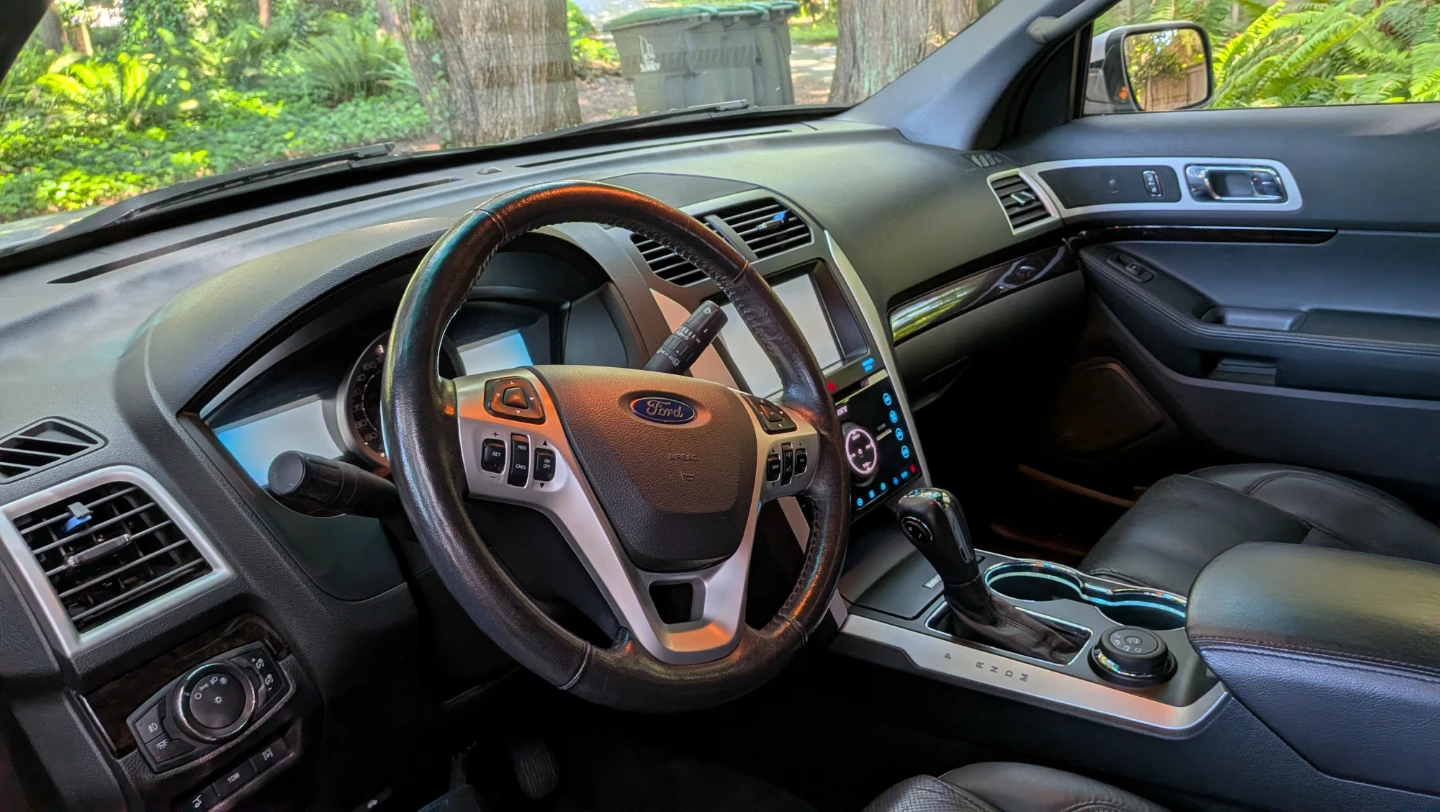 White Ford Explorer Limited SUV - photo 3