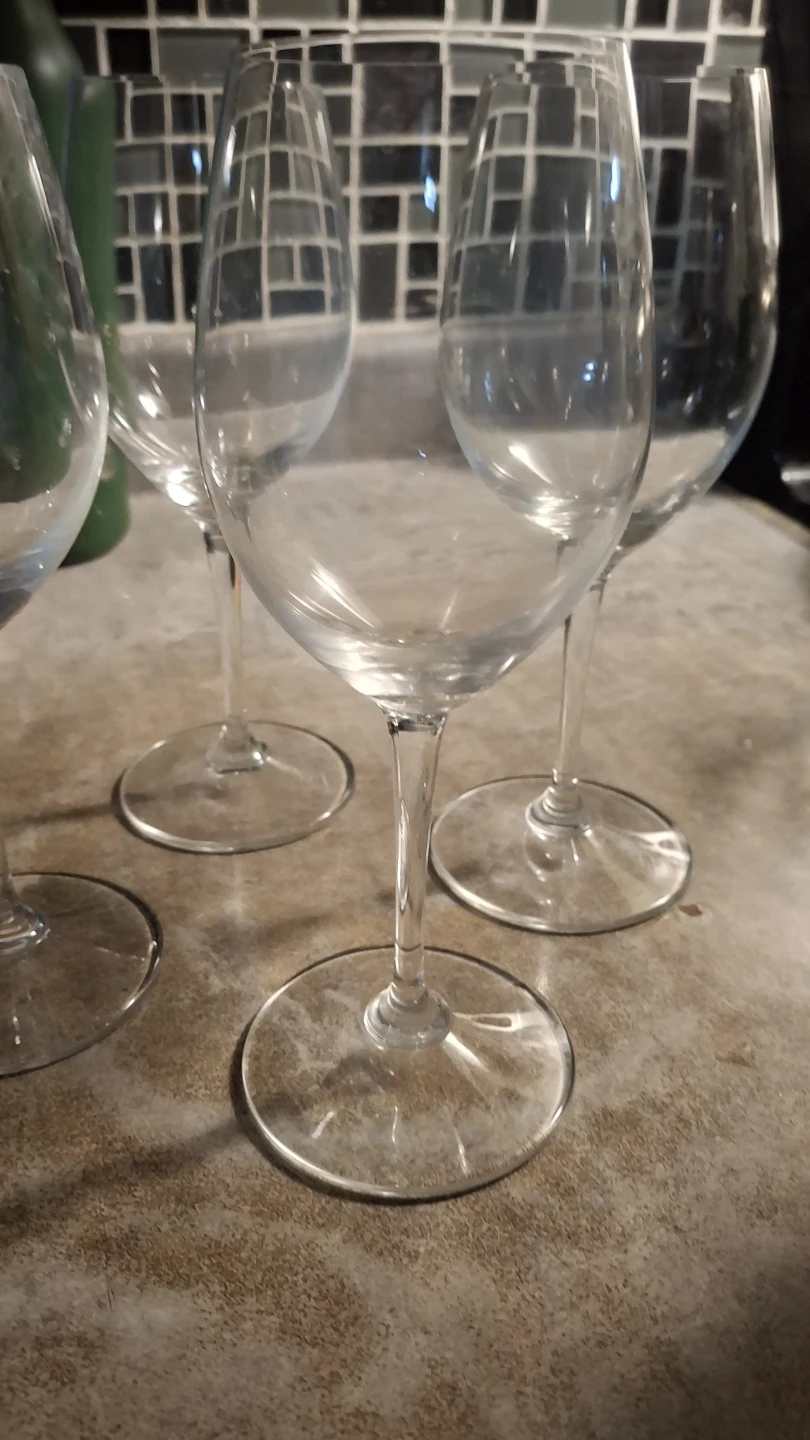 Set of 4 Clear Wine Glasses - photo 2