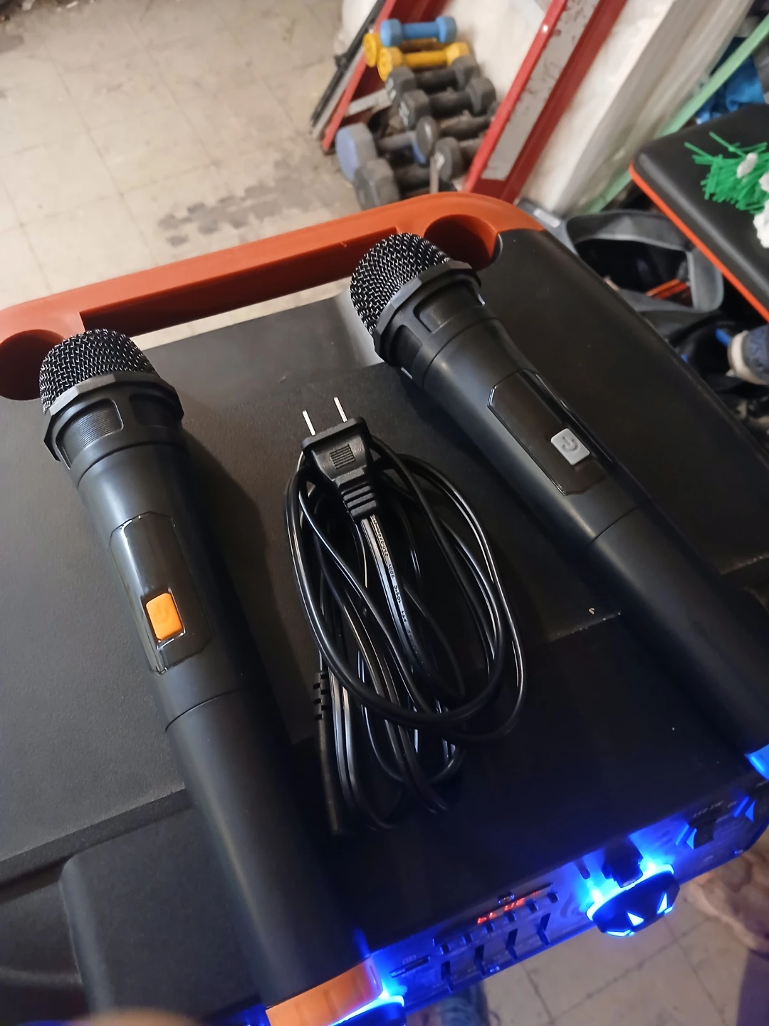 QFX Portable PA Speaker with 2 Microphones - photo 4