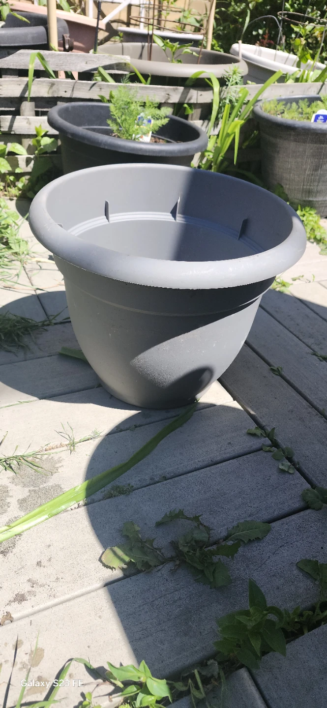 Grey Plastic Planter Pot - photo 2