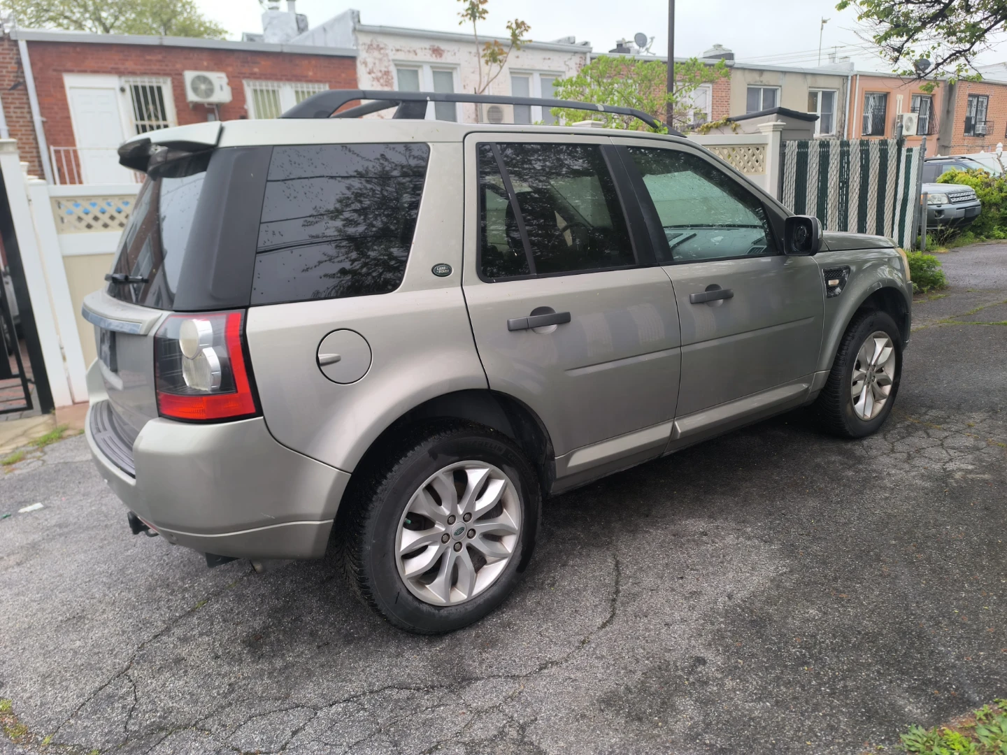 Silver Land Rover Freelander 2 SUV - photo 4