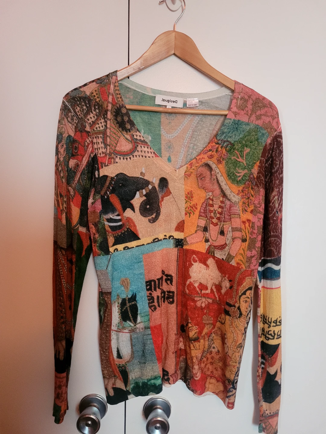 Desigual Long Sleeve V-Neck Sweater Size L🥕