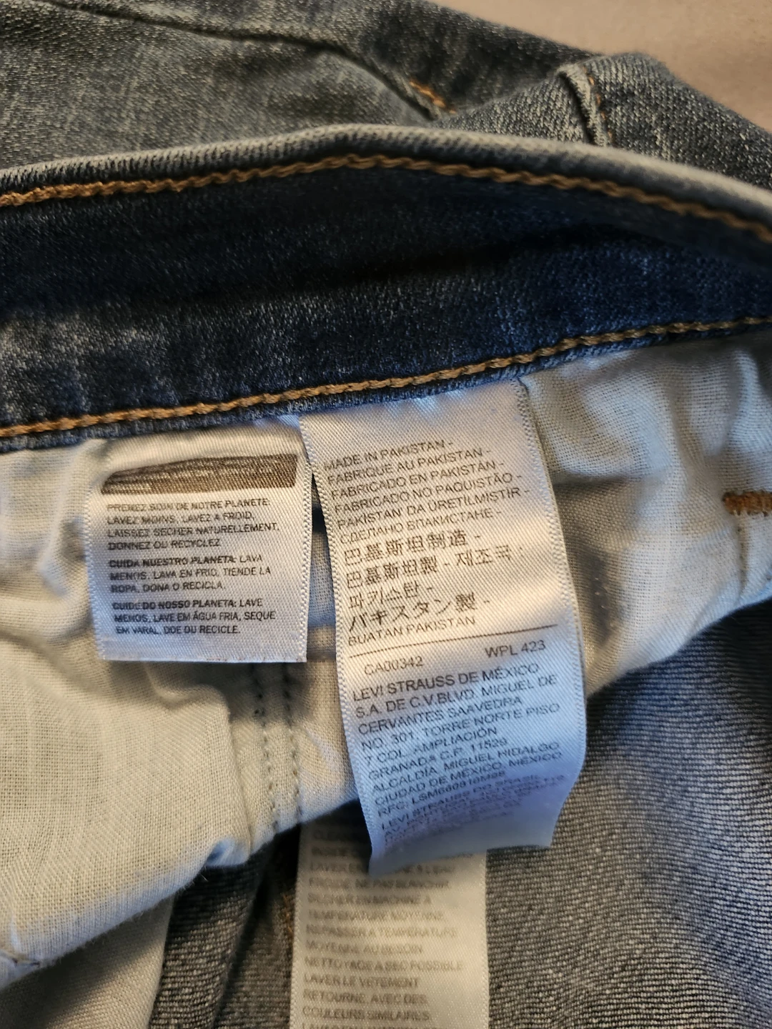 Levi's Women's Classic Bootcut Jeans Size 12 - photo 5