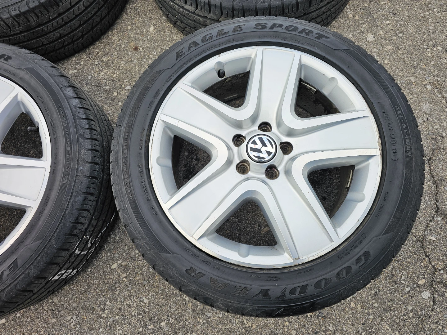 VOLKSWAGEN TIGUAN O.E.M RIMS AND ALL SEASON TIRES 235/50 R18 - photo 3