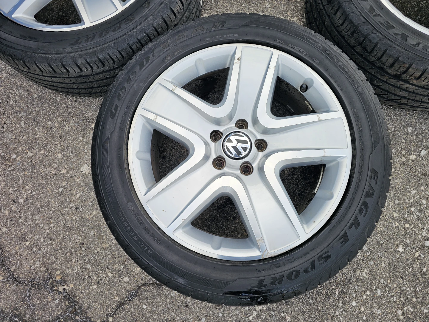 VOLKSWAGEN TIGUAN O.E.M RIMS AND ALL SEASON TIRES 235/50 R18 - photo 4