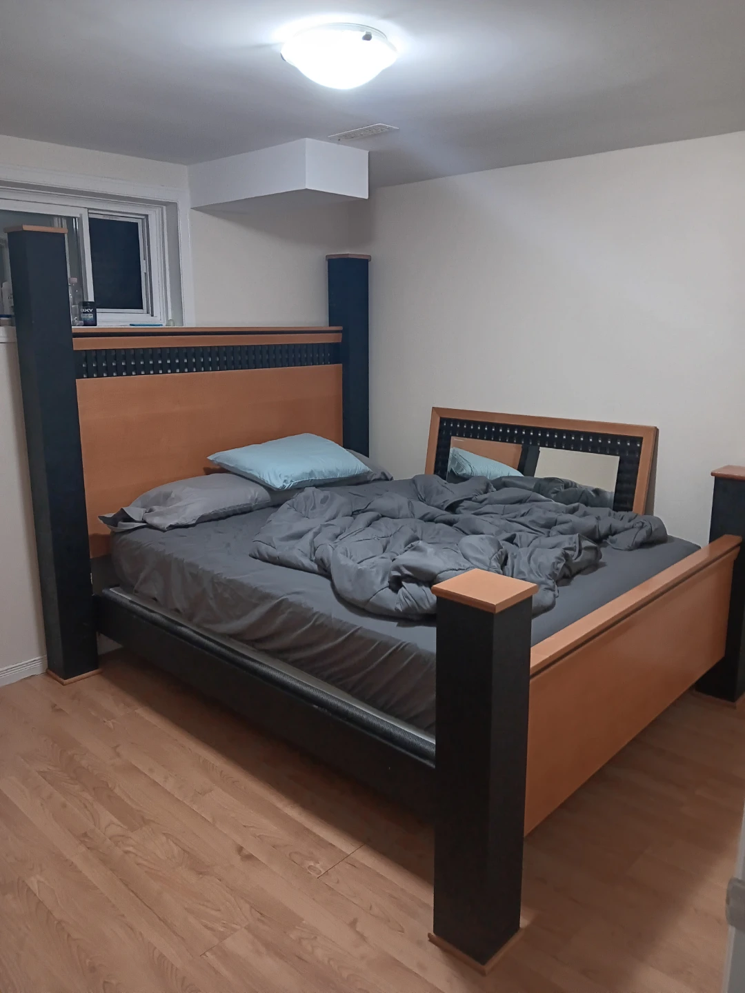 ASHLEY QUEEN 3-PIECE POSTER BED