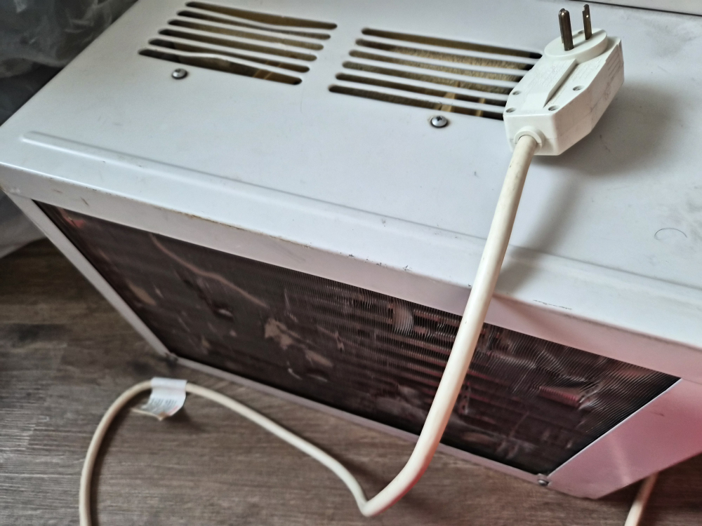 Beaumark Window Air Conditioner - photo 4