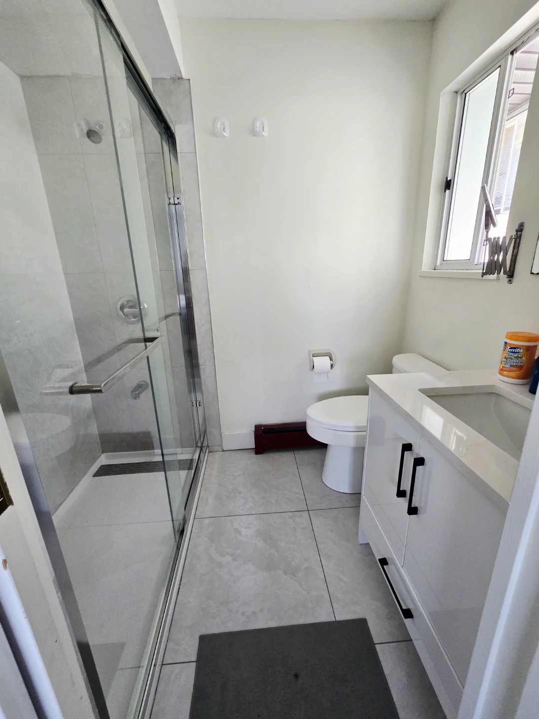 Bathroom private Room _ Joyce_ Kingsway/ month/ days