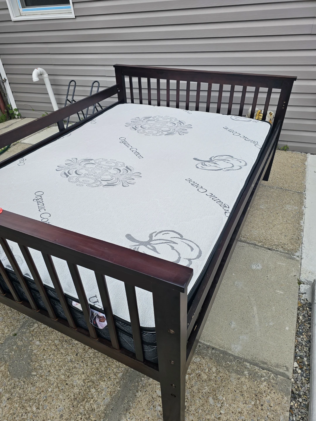 Free Top bunker bed with twin mattress