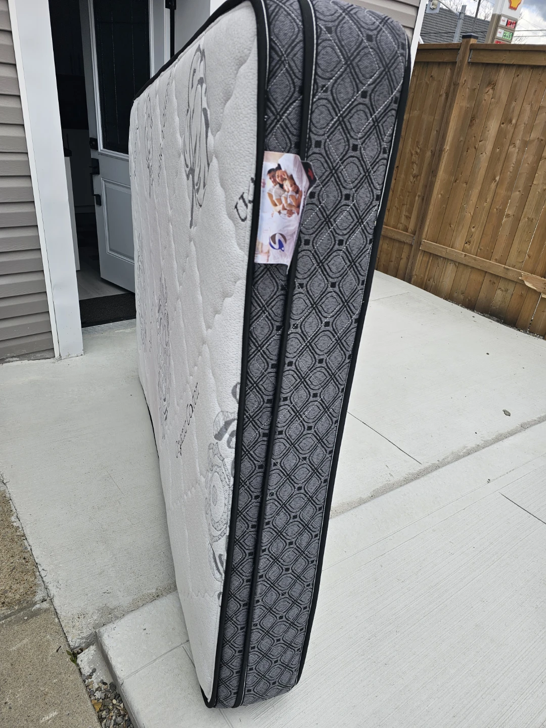 Free Top bunker bed with twin mattress - photo 2