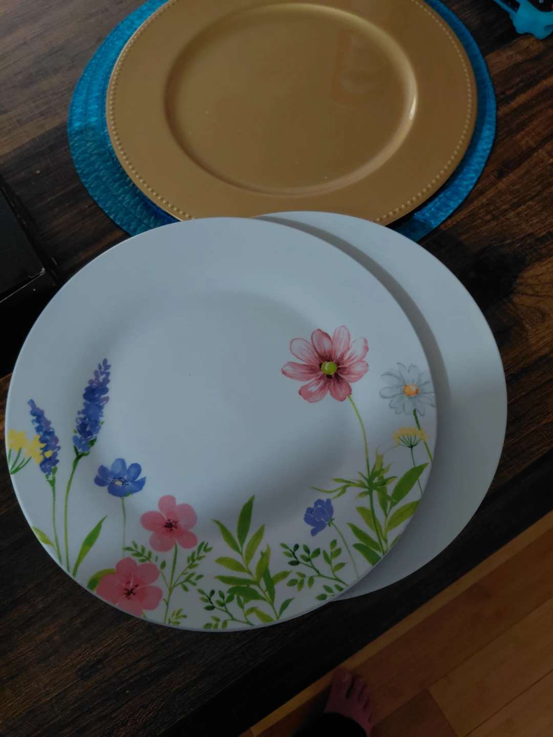 Set of 4 White Dinner Plates with Floral Design