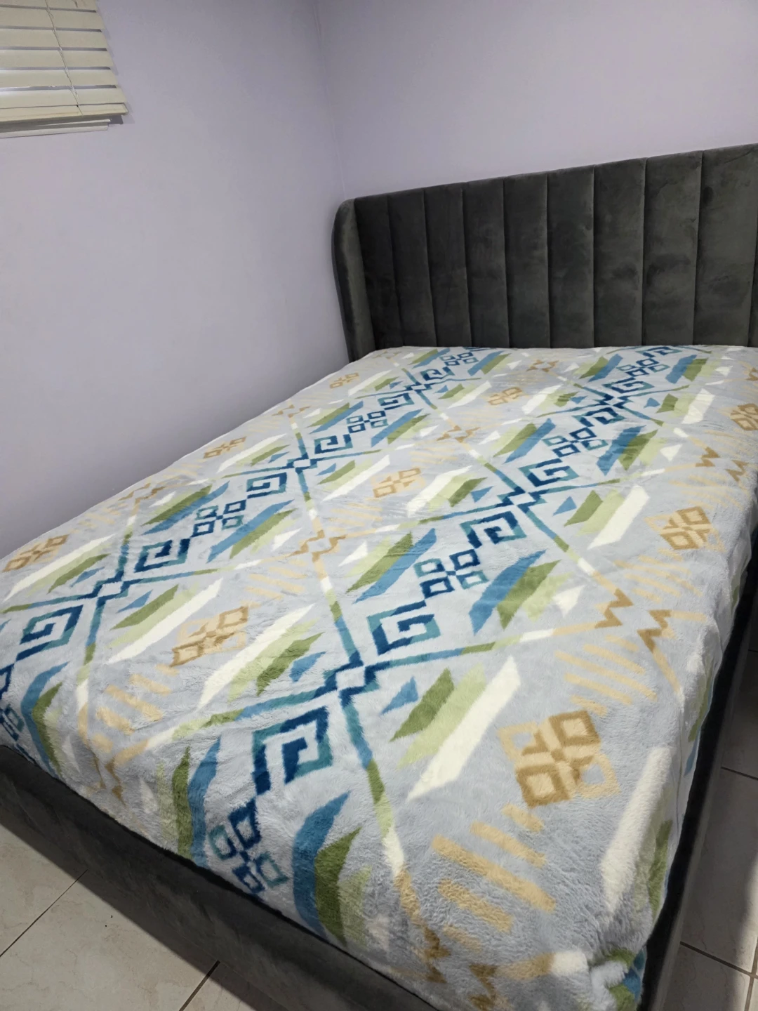 New queen mattress and bedframe